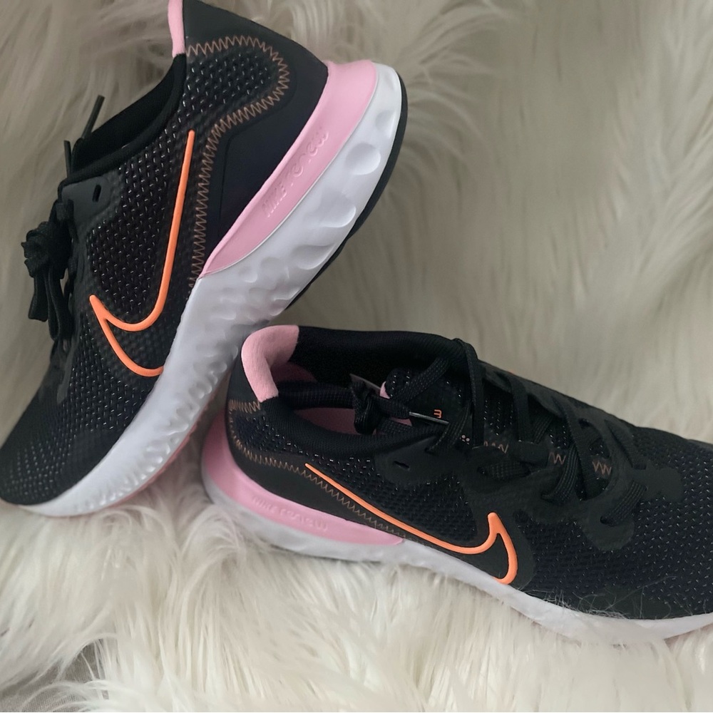 Nike Women's Black and Pink Athletic Shoes